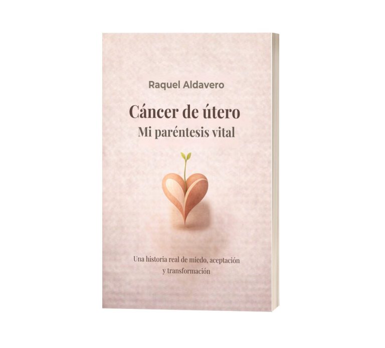 Mujer sosteniendo el libro 'Cáncer de útero Mi paréntesis vital' de Raquel Aldavero