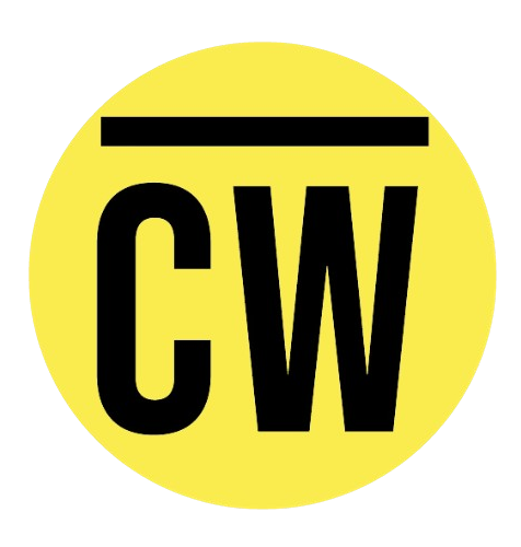 Logo circular amarillo con las letras "CW" en negro en el centro.