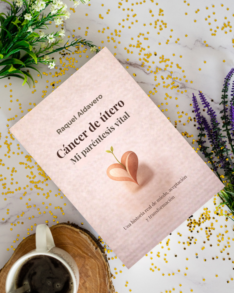 Mujer sosteniendo el libro 'Cáncer de útero Mi paréntesis vital' de Raquel Aldavero