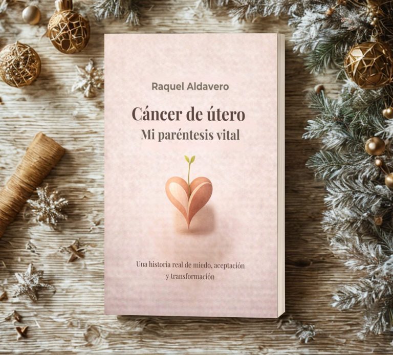 Mujer sosteniendo el libro 'Cáncer de útero Mi paréntesis vital' de Raquel Aldavero