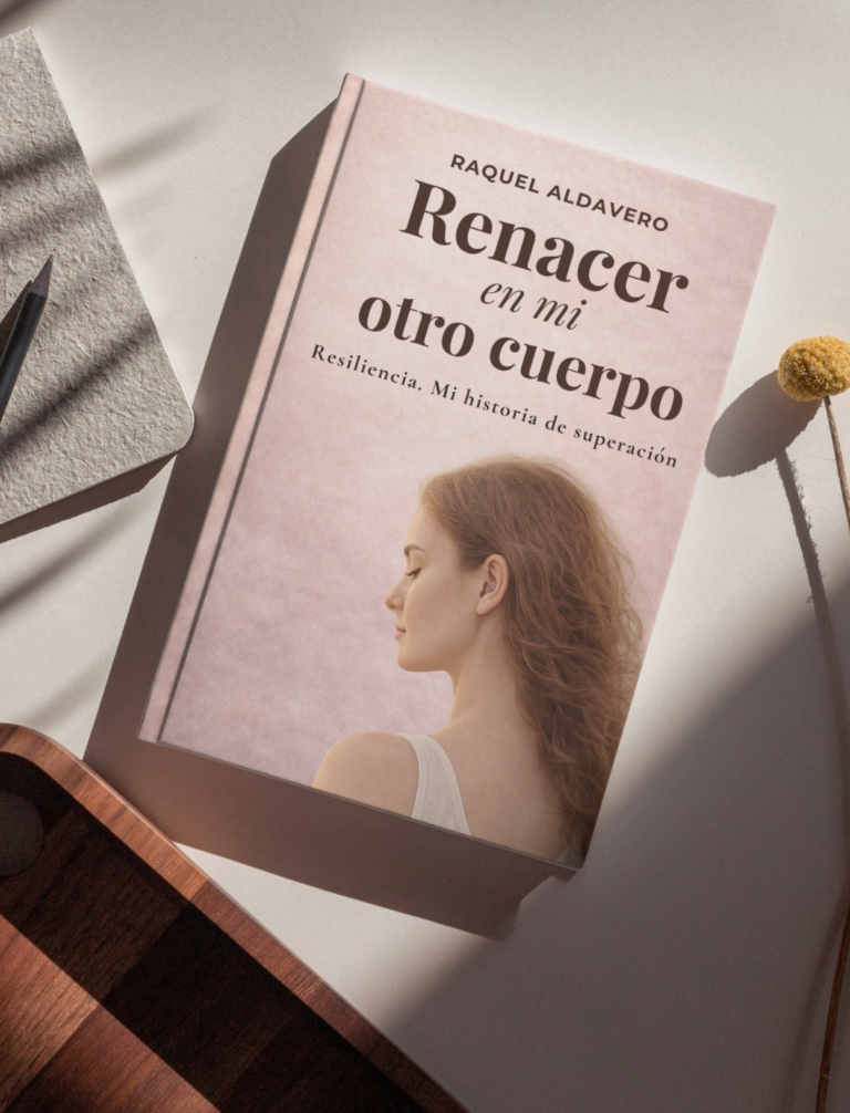 Una persona sostiene un libro titulado "Renacer en mi Otro Cuerpo" en un paisaje iluminado.