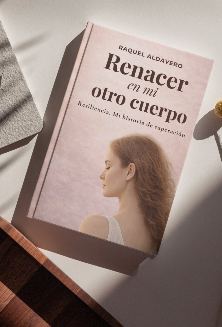 Mujer sosteniendo el libro 'Cáncer de útero Mi paréntesis vital' de Raquel Aldavero