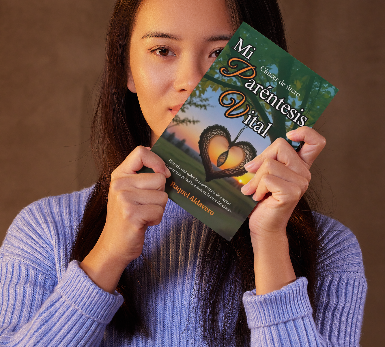 Mujer sosteniendo el libro 'Cáncer de útero Mi paréntesis vital' de Raquel Aldavero Mujer sosteniendo el libro 'Cáncer de útero Mi paréntesis vital' de Raquel Aldavero