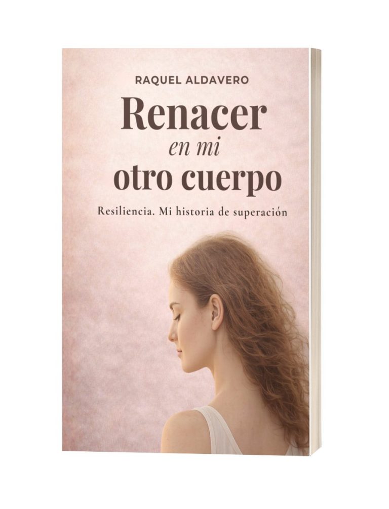 Una persona sostiene un libro titulado "Renacer en mi Otro Cuerpo" en un paisaje iluminado.