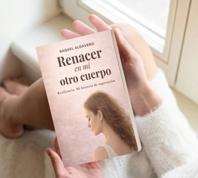 Mujer sosteniendo el libro 'Cáncer de útero Mi paréntesis vital' de Raquel Aldavero