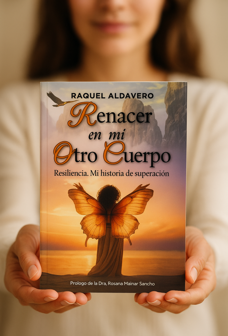 Mujer sosteniendo el libro 'Cáncer de útero Mi paréntesis vital' de Raquel Aldavero Mujer sosteniendo el libro 'Cáncer de útero Mi paréntesis vital' de Raquel Aldavero