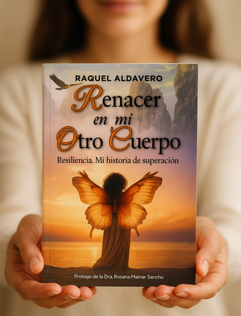 Una persona sostiene un libro titulado "Renacer en mi Otro Cuerpo" en un paisaje iluminado.